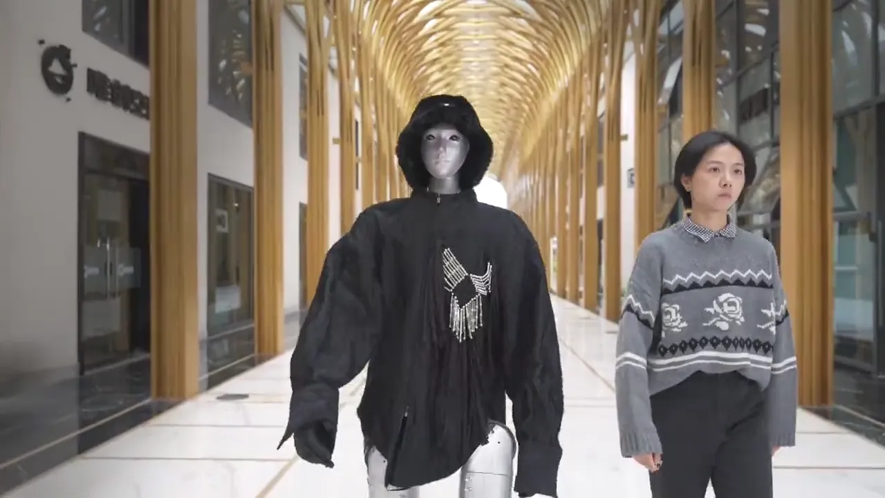 Humanoide Unitree caminando junto a una persona en una galería comercial